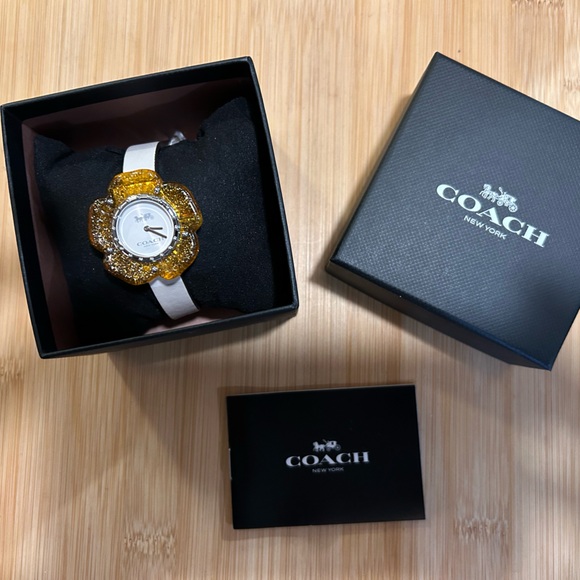COACH FLOWER WATCH WITH 36mm GOLDEN TONE FLOWER FACE & OFF WHITE LEATHER BAND - Picture 6 of 6
